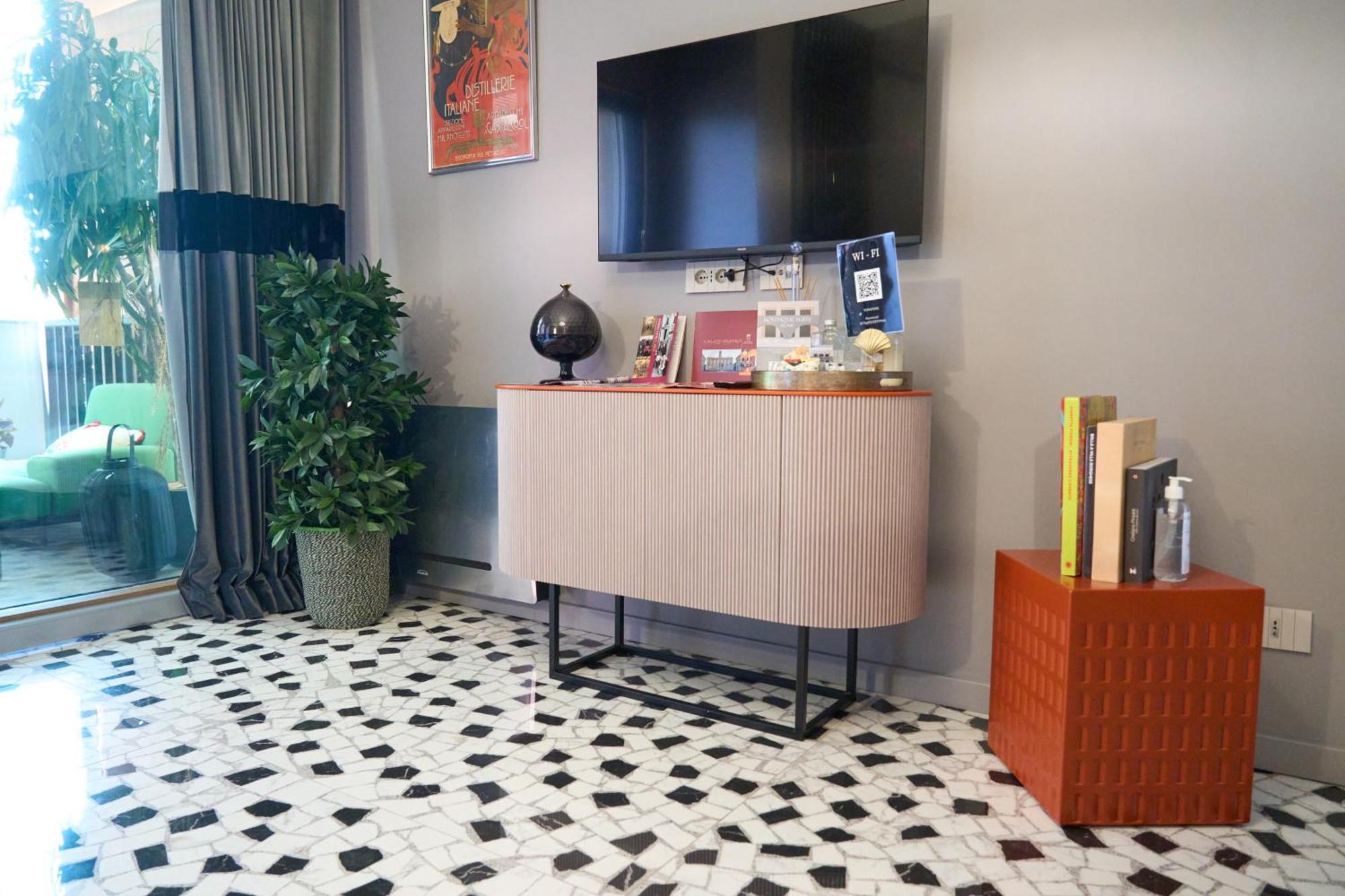 Apartment Trastevere Boutique With Gym And Steam Shower Rom